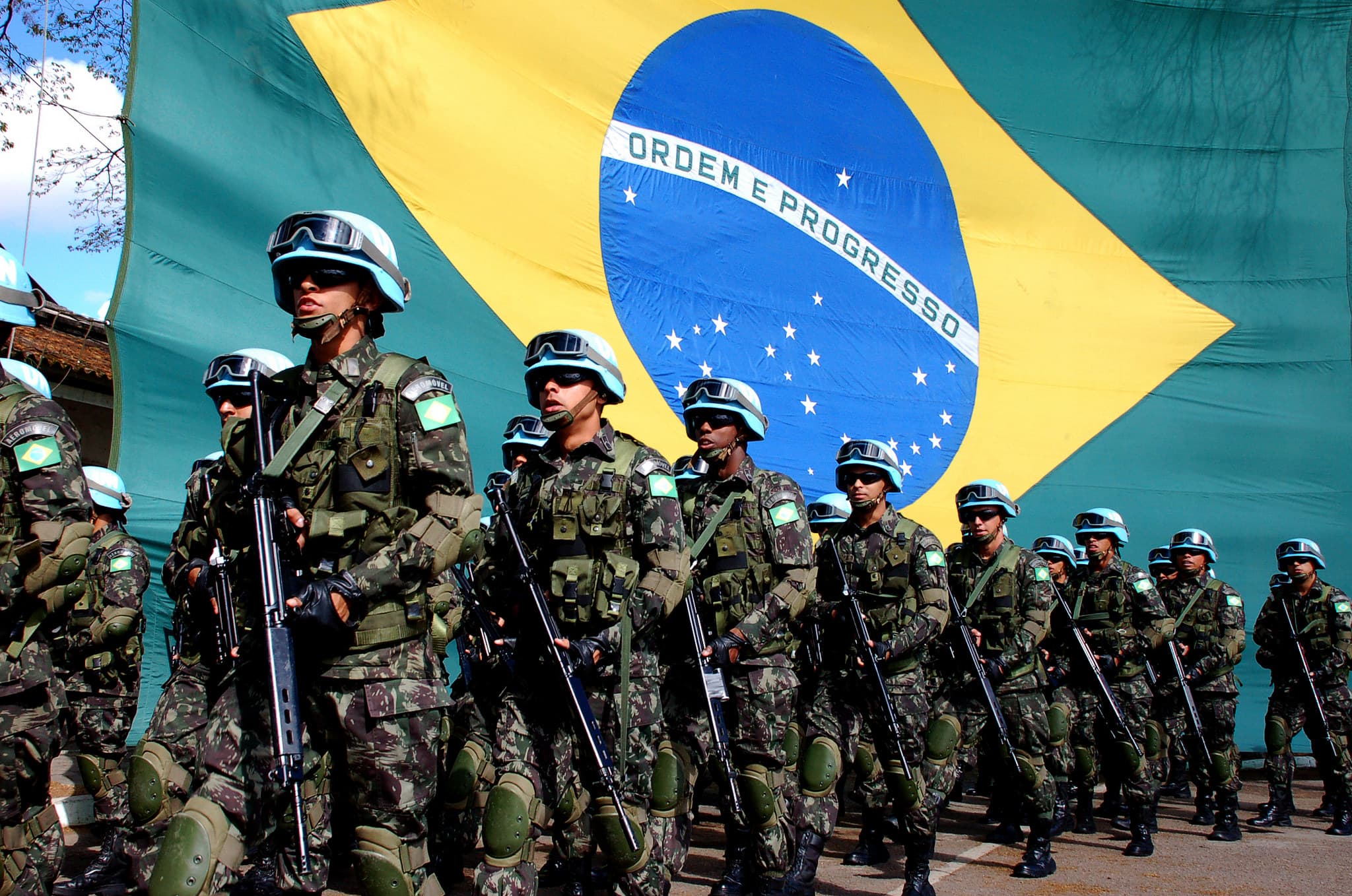 Soldado em silhueta ao entardecer