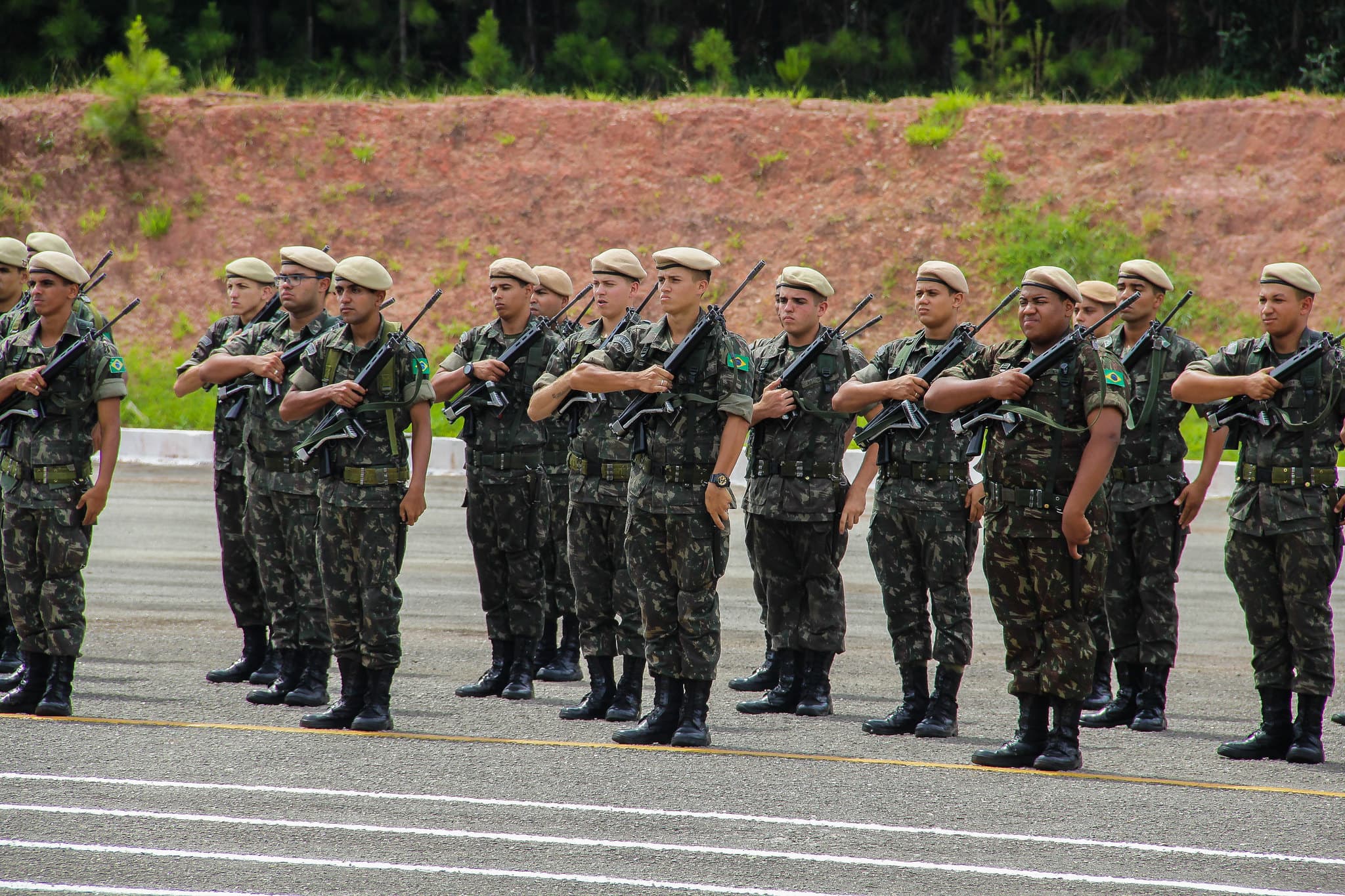 Soldado em silhueta ao entardecer